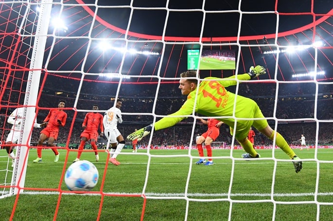 Leverkusen keep Cup title defence alive with win over 10-man Bayern