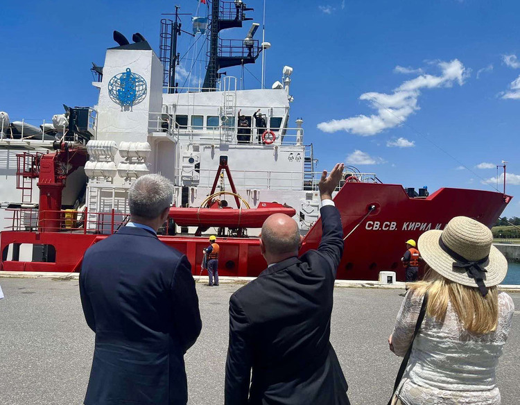 RSV 421 Docks at Argentine Naval Base Mar del Plata