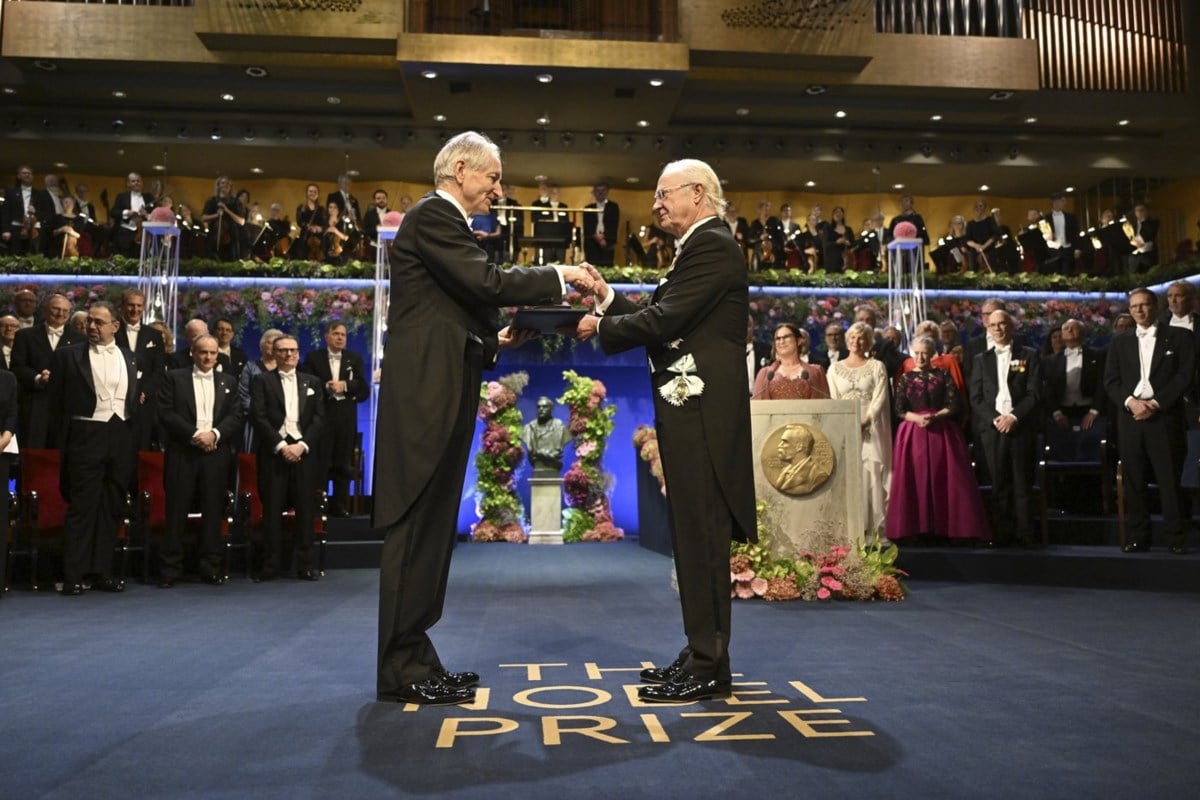 AI pioneer Geoffrey Hinton receives Nobel Prize in physics in proud moment for U of T