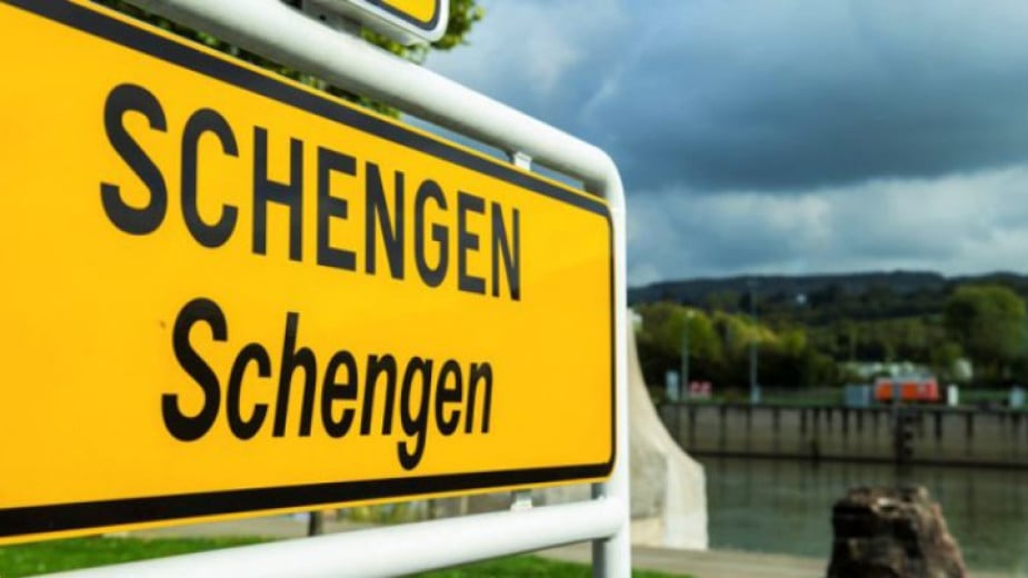 Bulgaria and Romania become full members of Schengen