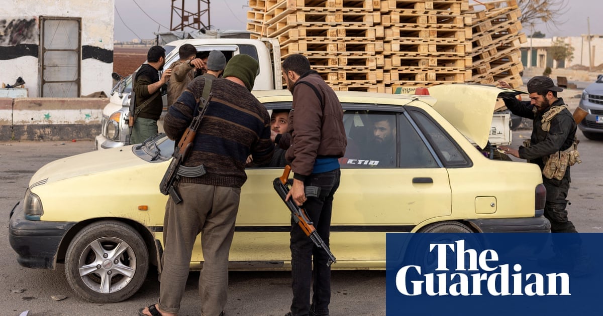 Fear of factional fighting drives 100,000 Syrians to northern Kurdish areas