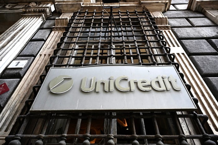 UniCredit ups Commerzbank stake to 28%, irking Berlin