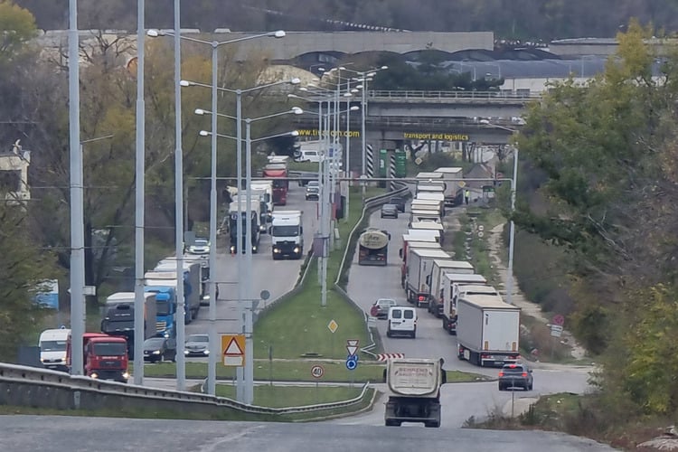 Heavy Outbound Truck Traffic at Some Border Crossings with Romania