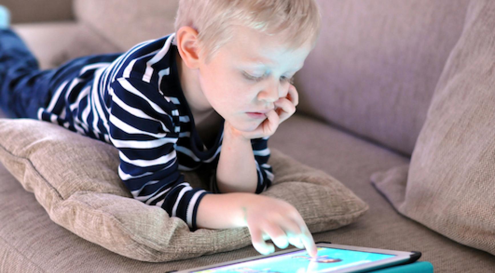 Screen time before bed negatively affects children's sleep and behavior