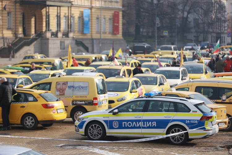 Taxi Drivers Stage New Protest Against Increase of Third Party Liability Insurance 