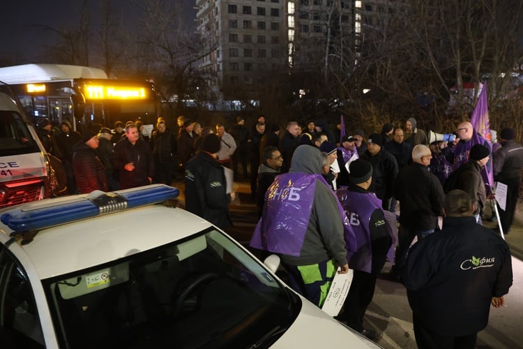 Public Transport Employees in Sofia Protest to Press for New Collective Labour Agreement, Meet with Mayor