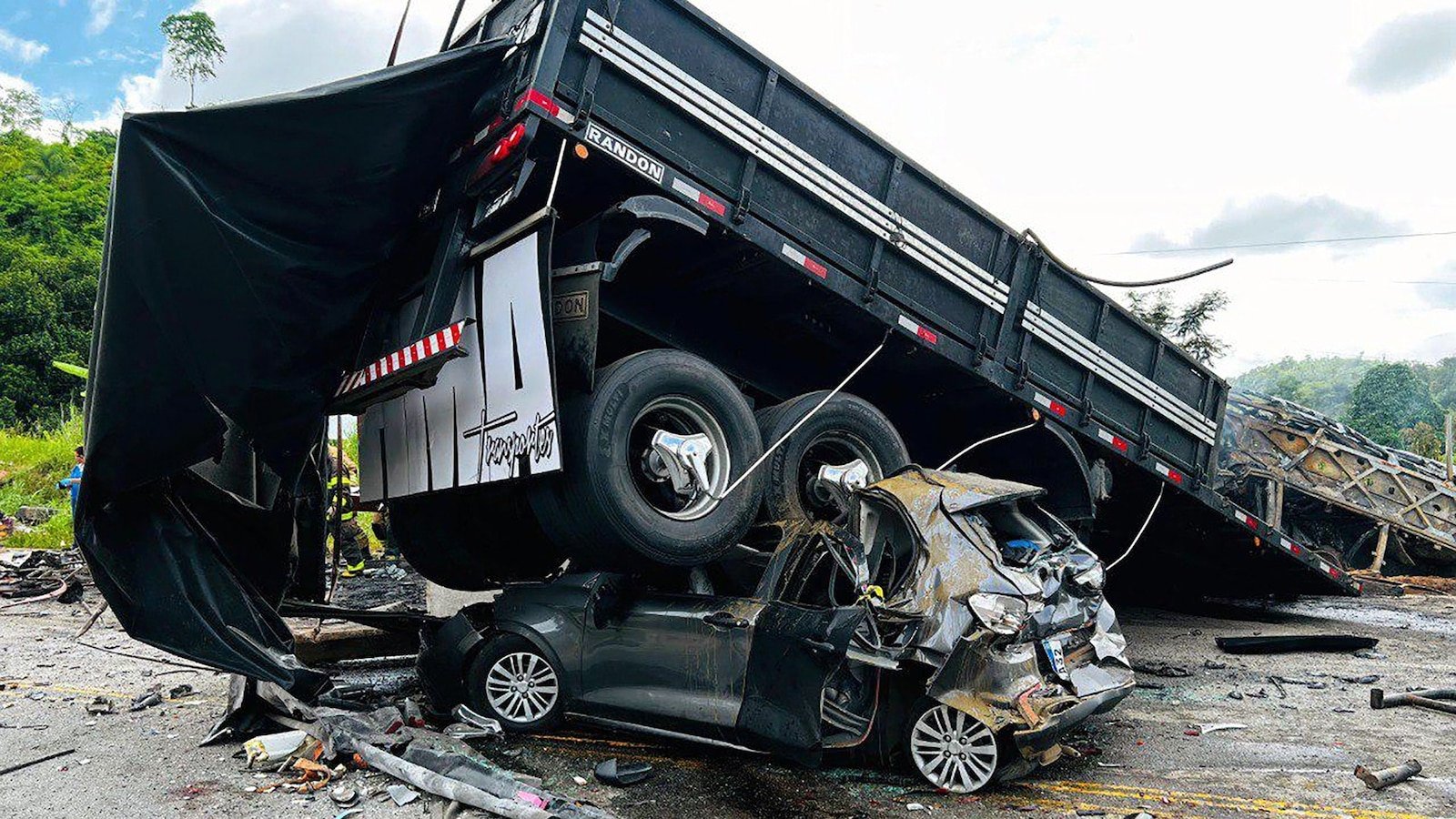 22 people die in a crash between a passenger bus and a truck in Brazil