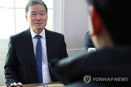 Unification minister vows efforts for return of S. Koreans detained in N. Korea