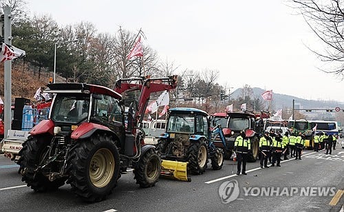 Anti-Yoon farmers aboard tractors in standoff with police in southern Seoul