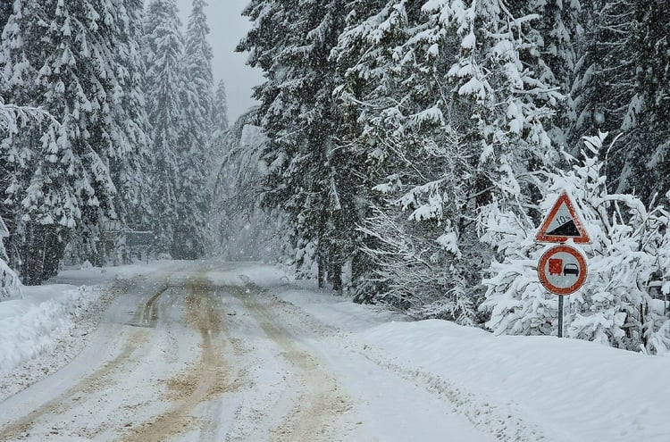 Heavy Snowfall Closes Mountain Passes, Causes Traffic Restrictions on Saturday