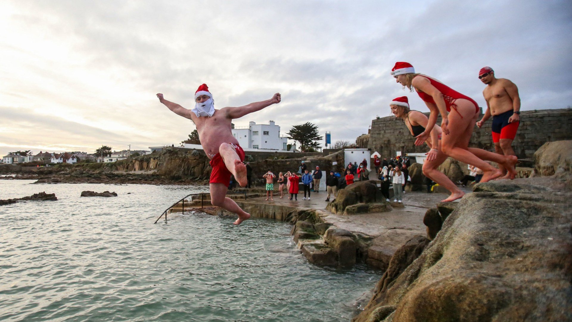 Met Eireann pinpoint 'wettest day' of week before major switch for Christmas Day - and give update for festive swimmers