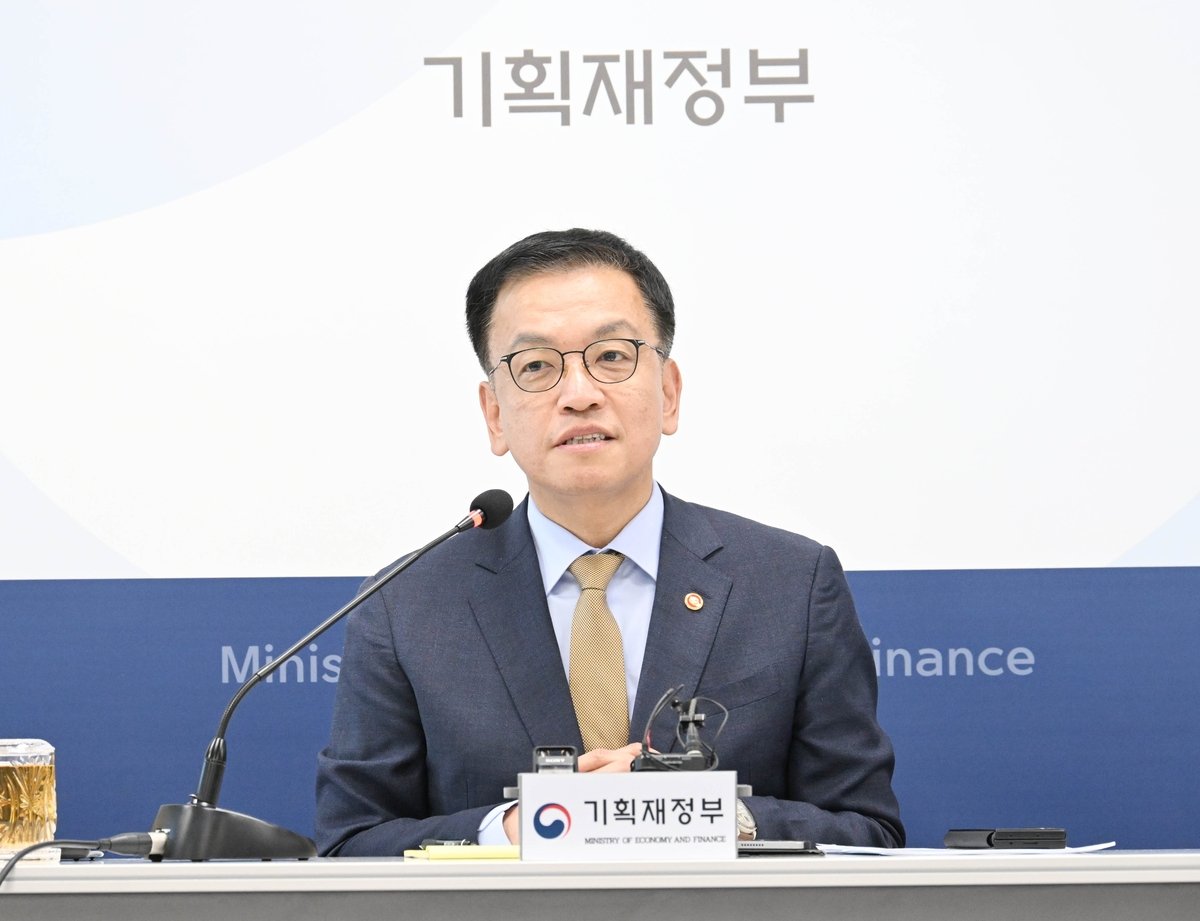 Finance minister hints S. Korea to record under 2 pct growth in 2025