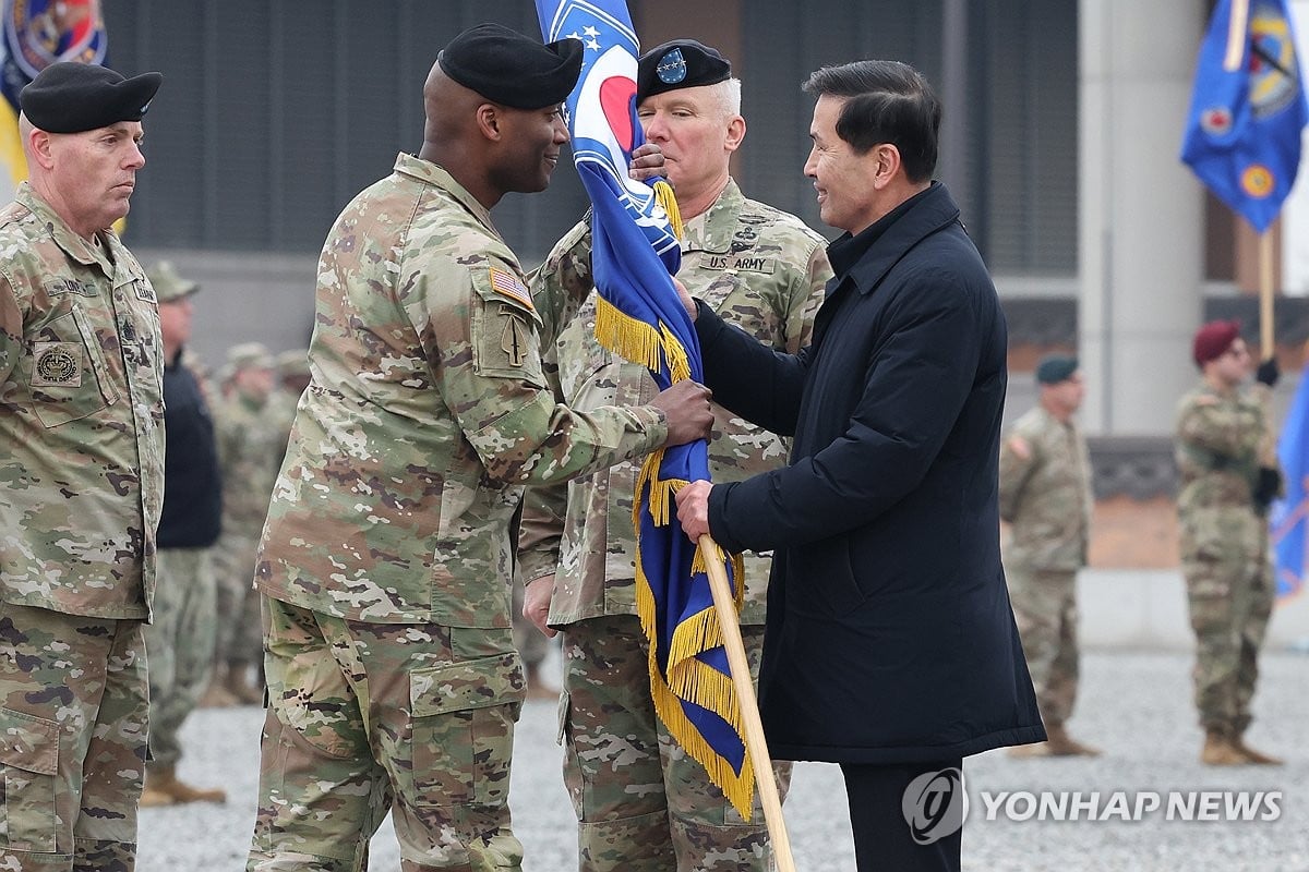 (LEAD) Acting President Han, new CFC commander reaffirm commitment to robust security posture