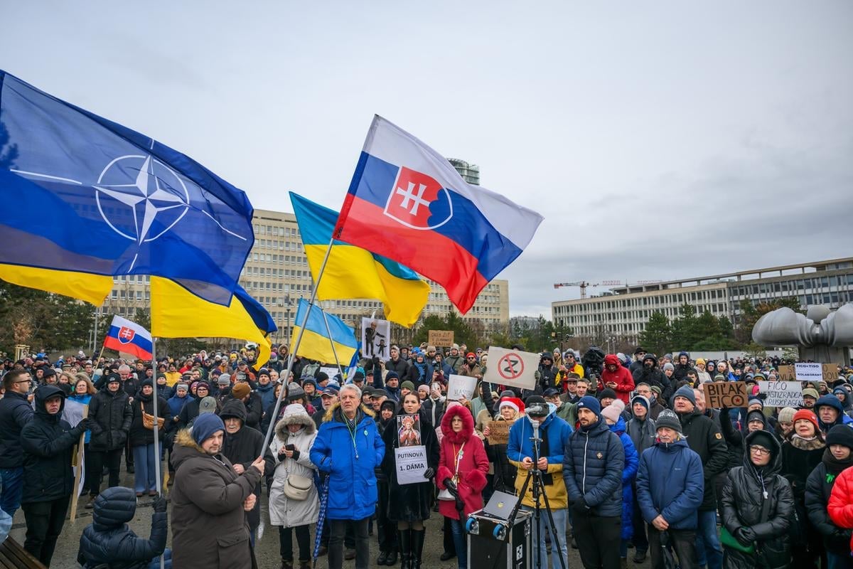 News digest: Thousands took to streets in protest of Fico's Moscow trip