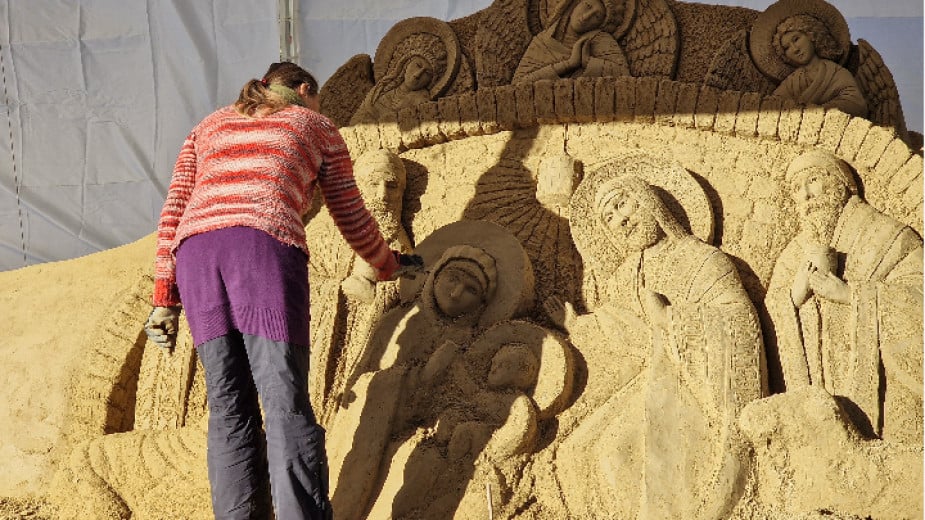 British artists sculpt the Nativity scene from sand