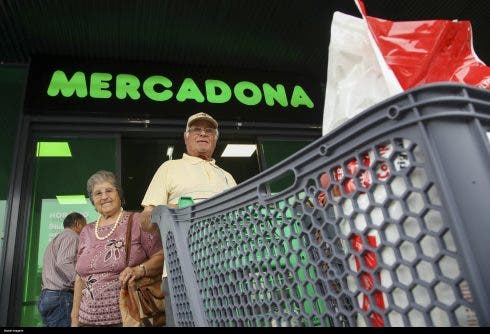 What supermarkets and shops will be open in Spain on Christmas Eve?