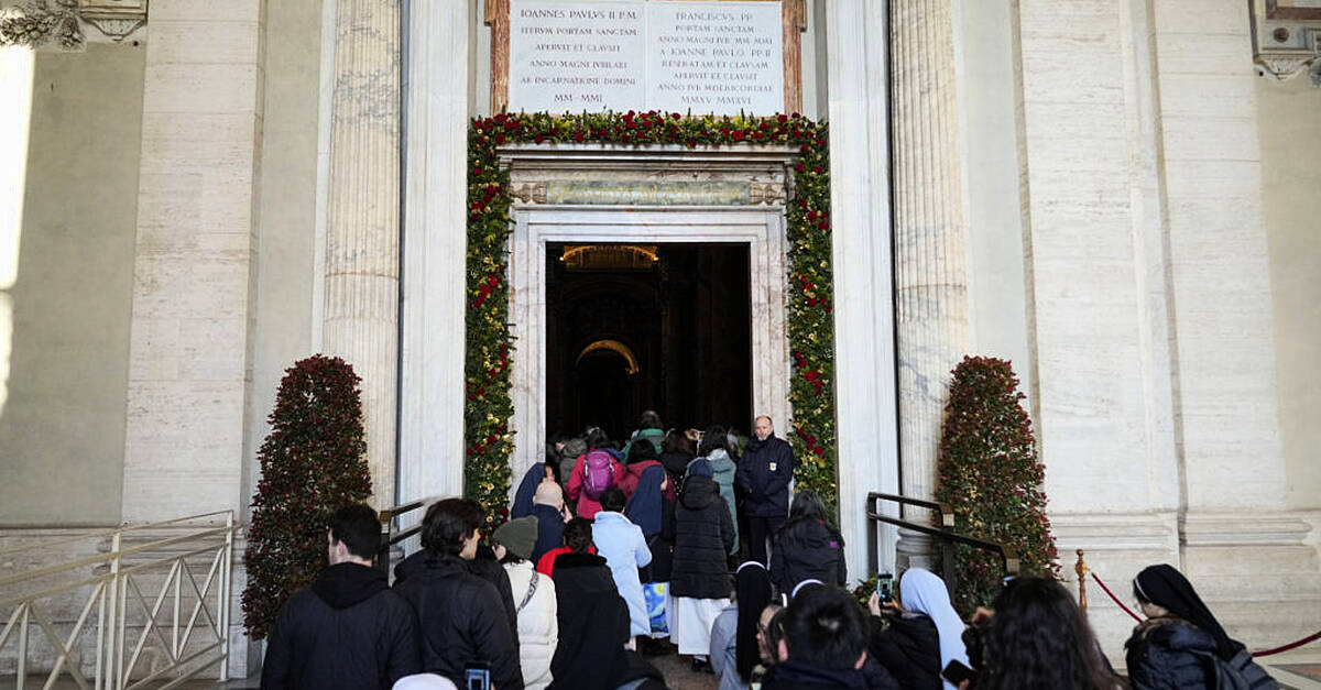 Pilgrims pass through Vatican Holy Door as the 2025 Holy Year begins