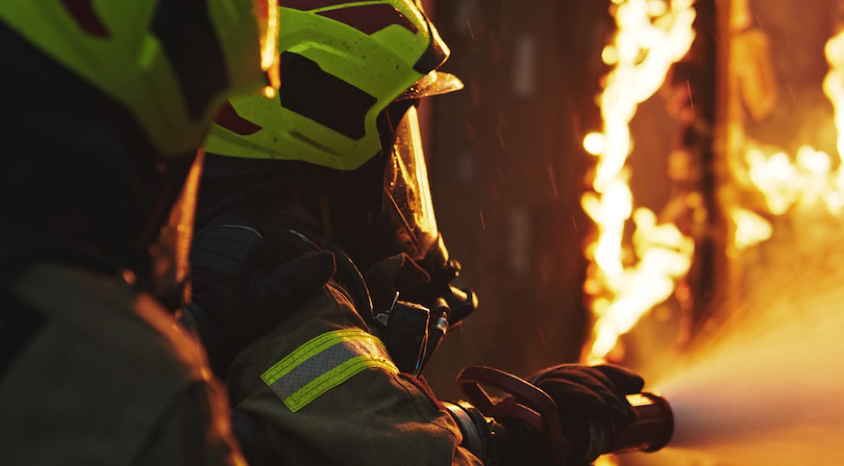 Massive fire at tire facility in Bergen op Zoom sends heavy smoke over area