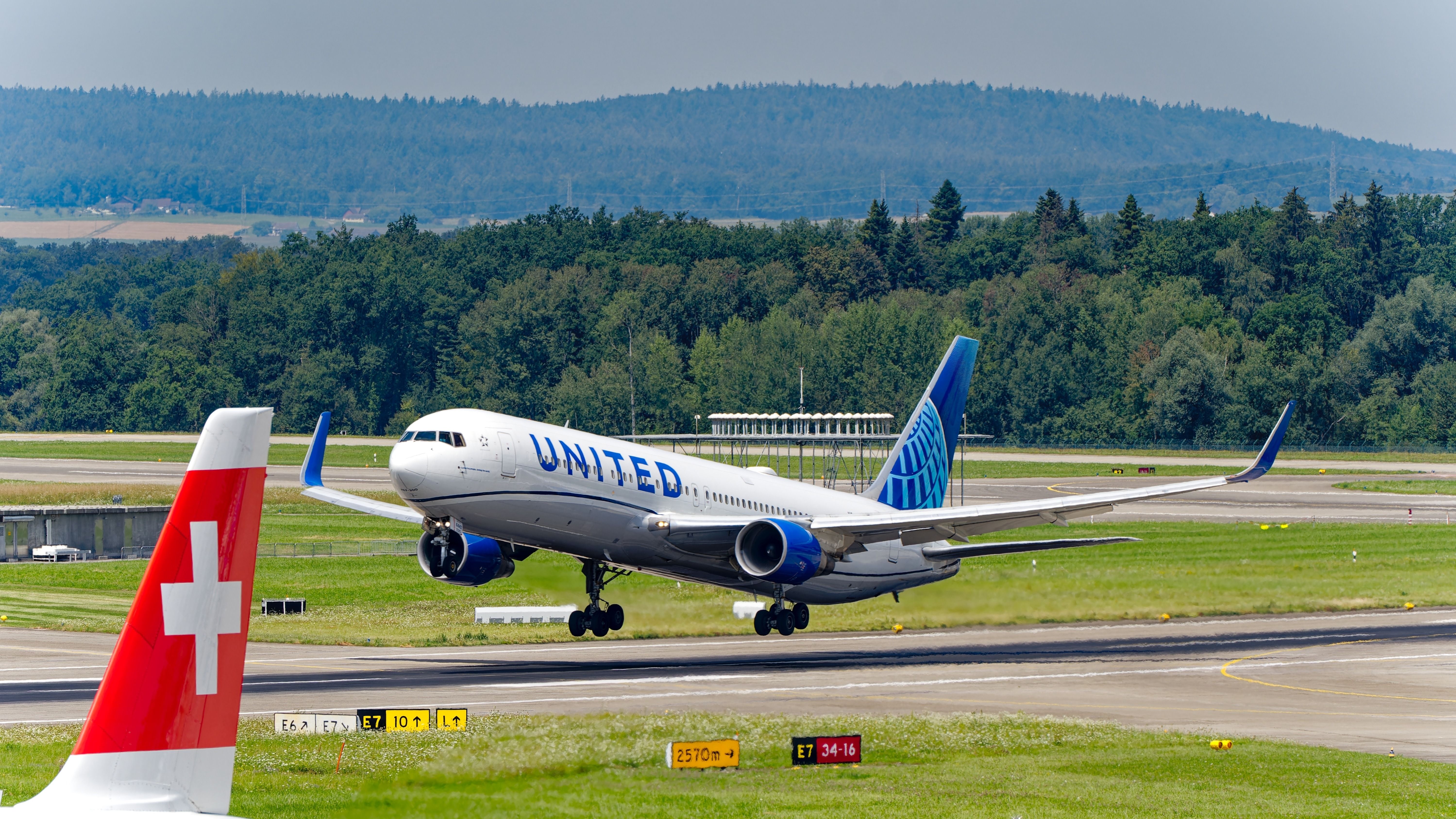 2 United Airlines Flights On Chicago-Zurich Route Divert Due To Sick Pilot & Crew Injury