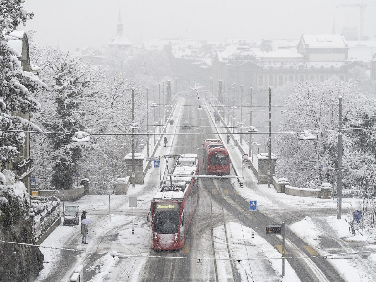 Snowfall causes travel restrictions in much of Switzerland