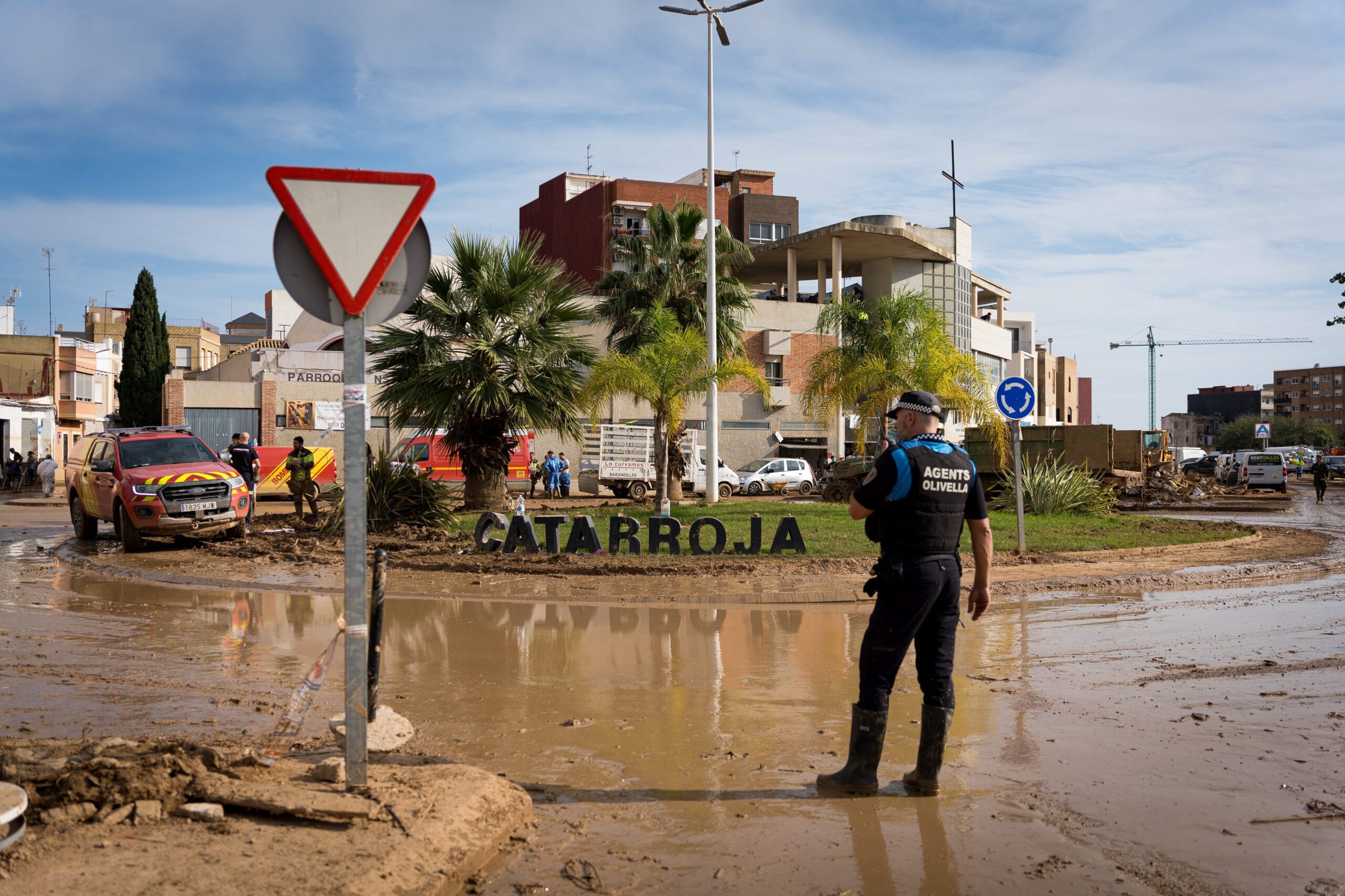 Wife of missing DANA victim searches for local who took last known photo of her husband as he clung onto pole during deadly Valencia floods