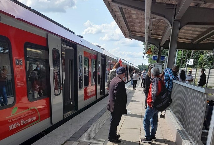 100 passengers leave German train after smoke smelt