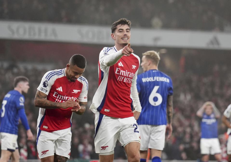 Arsenal move up to second in the Premier League with a 1-0 win over Ipswich