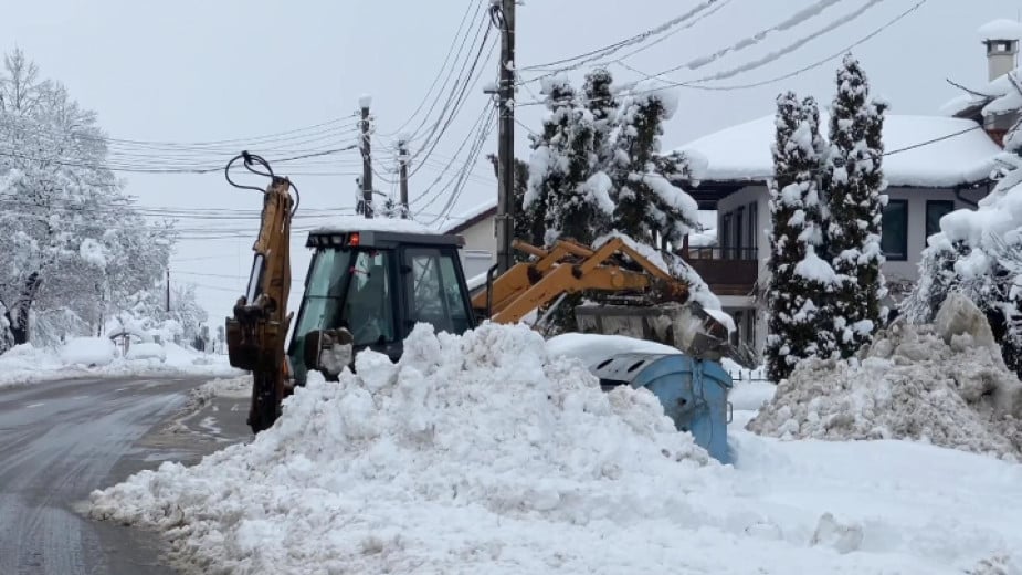 Dozens of villages in Bulgaria still without electricity and communication network