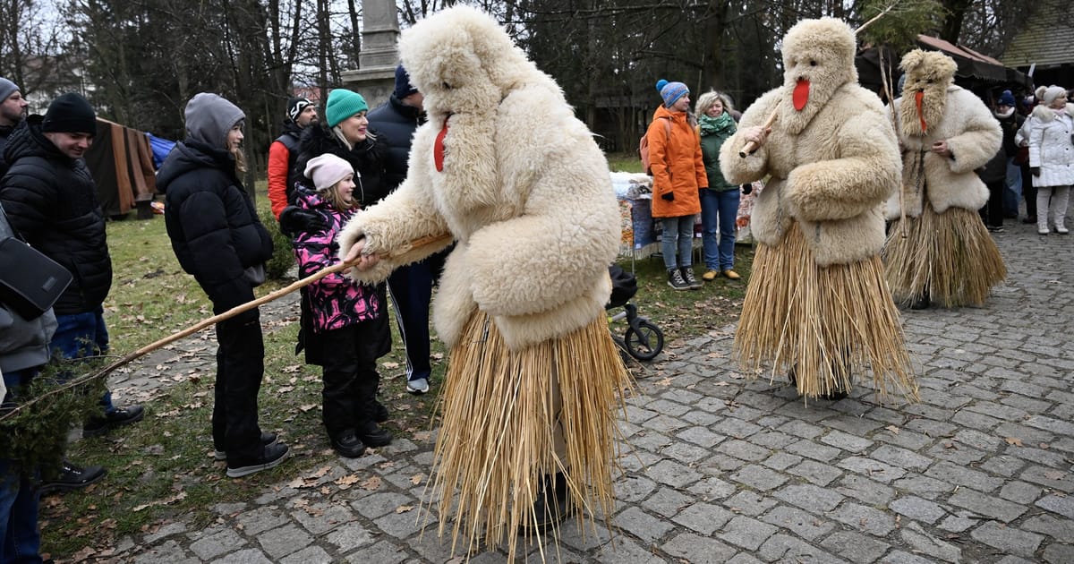 Devils doing the rounds: folk Advent traditions commemorated at the Wallachian Open Air Museum