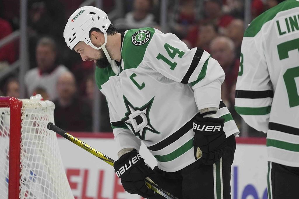 Matt Duchene and Jamie Benn lead the Stars past the Blackhawks 5-1