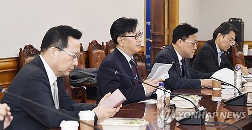 Top economic officials say acting President Han's impeachment increased market volatility