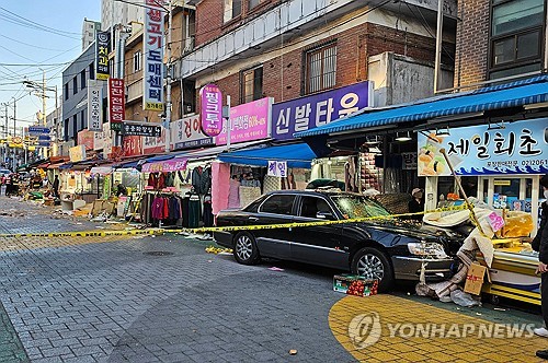 (2nd LD) 13 injured as car plows into pedestrians at Seoul market