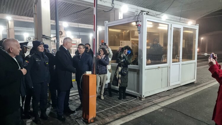 Bulgarian, Romanian Interior Ministers Celebrate End of Schengen Land Border Controls