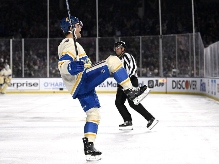 Fowler lifts Blues to blowout win over Blackhawks in Winter Classic