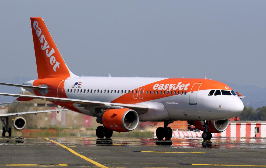 EasyJet emergency lands teen threatens crew, tries to open door mid-air over young girl's coughing