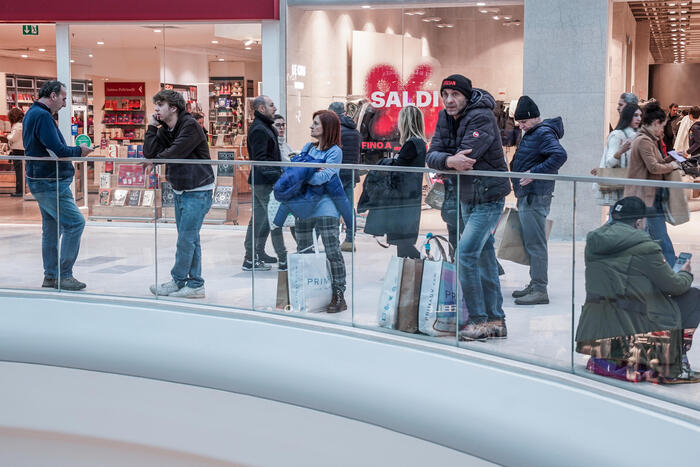 January sales start, average spending 138 euros per person