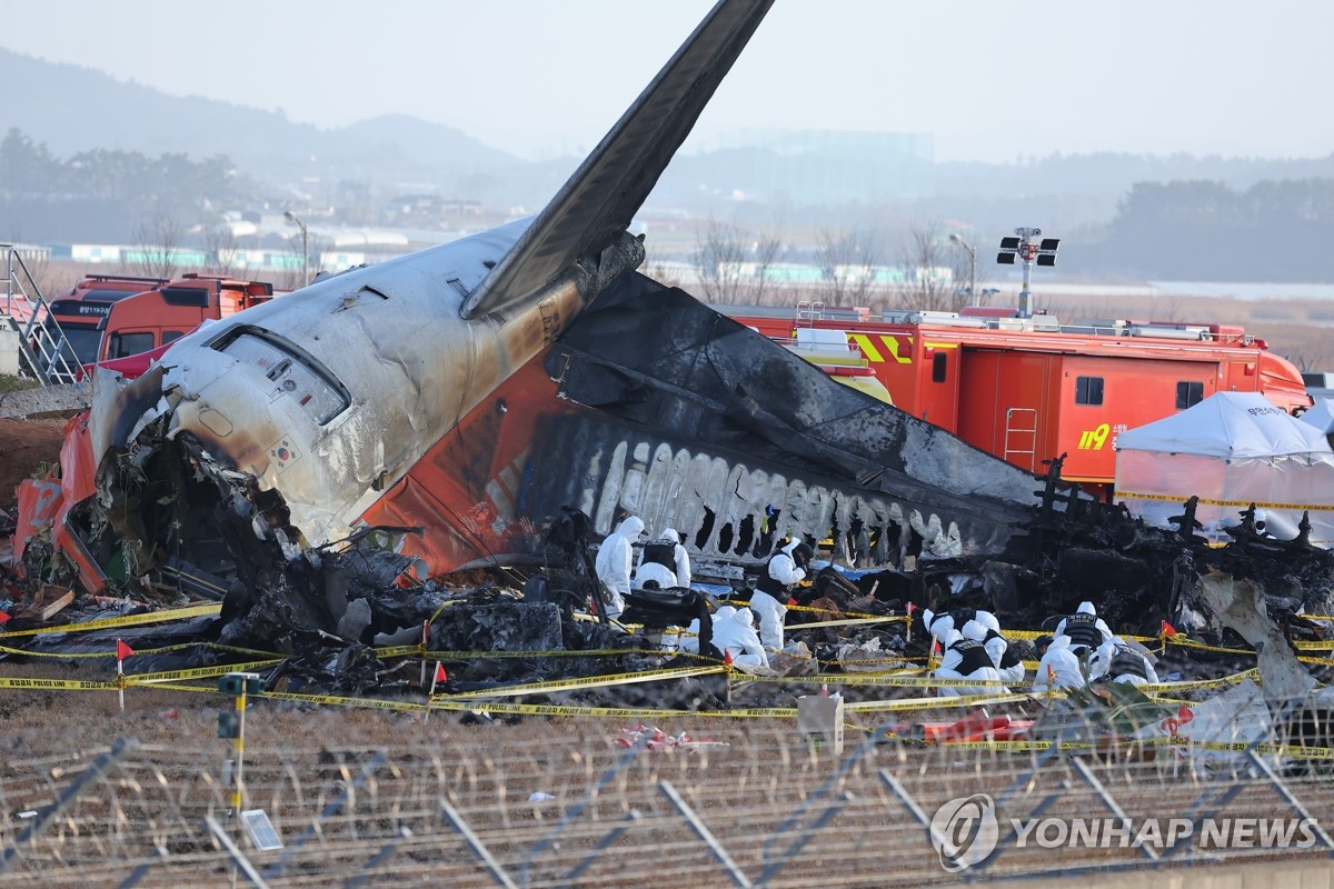 (LEAD) Seoul secures voice files from data recorder of crashed Jeju Air plane: officials