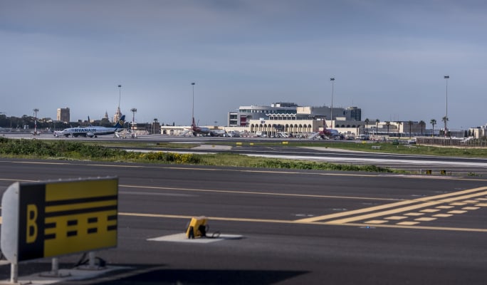  [WATCH] Footage emerges of men running across apron at Malta International Airport 