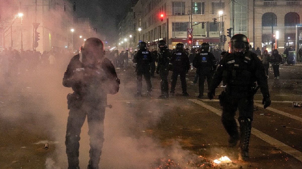 Germany Arrests Hundreds For Attacking Cops, Firefighters With Crackers On New Year's Eve