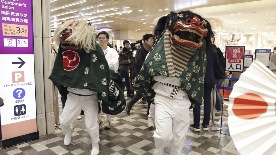 Shoppers flock to New Year sale at major department store in Japan