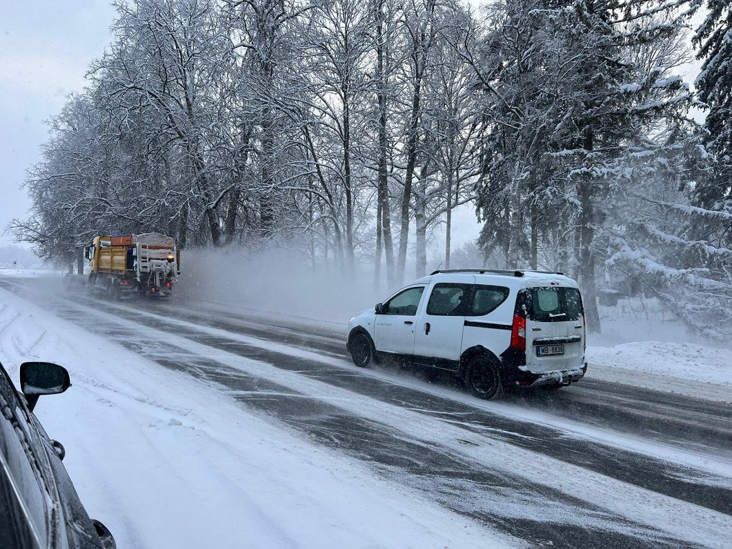 Snow and ice on roads throughout Latvia Friday morning