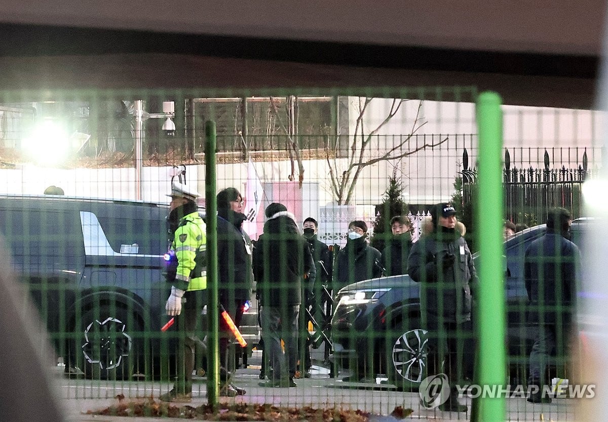 (3rd LD) Investigators enter Yoon's residence to execute warrant to detain impeached president