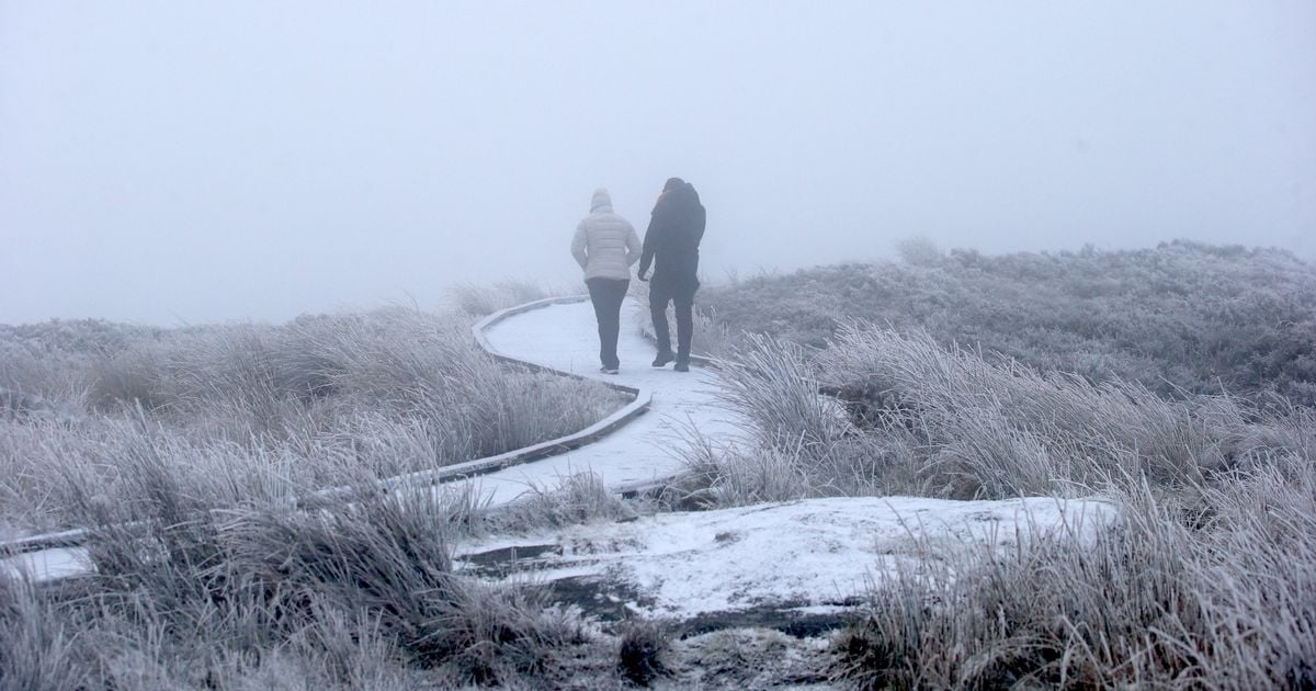 Taoiseach is briefed ahead of "severe cold snap" as schools may not re-open on Monday