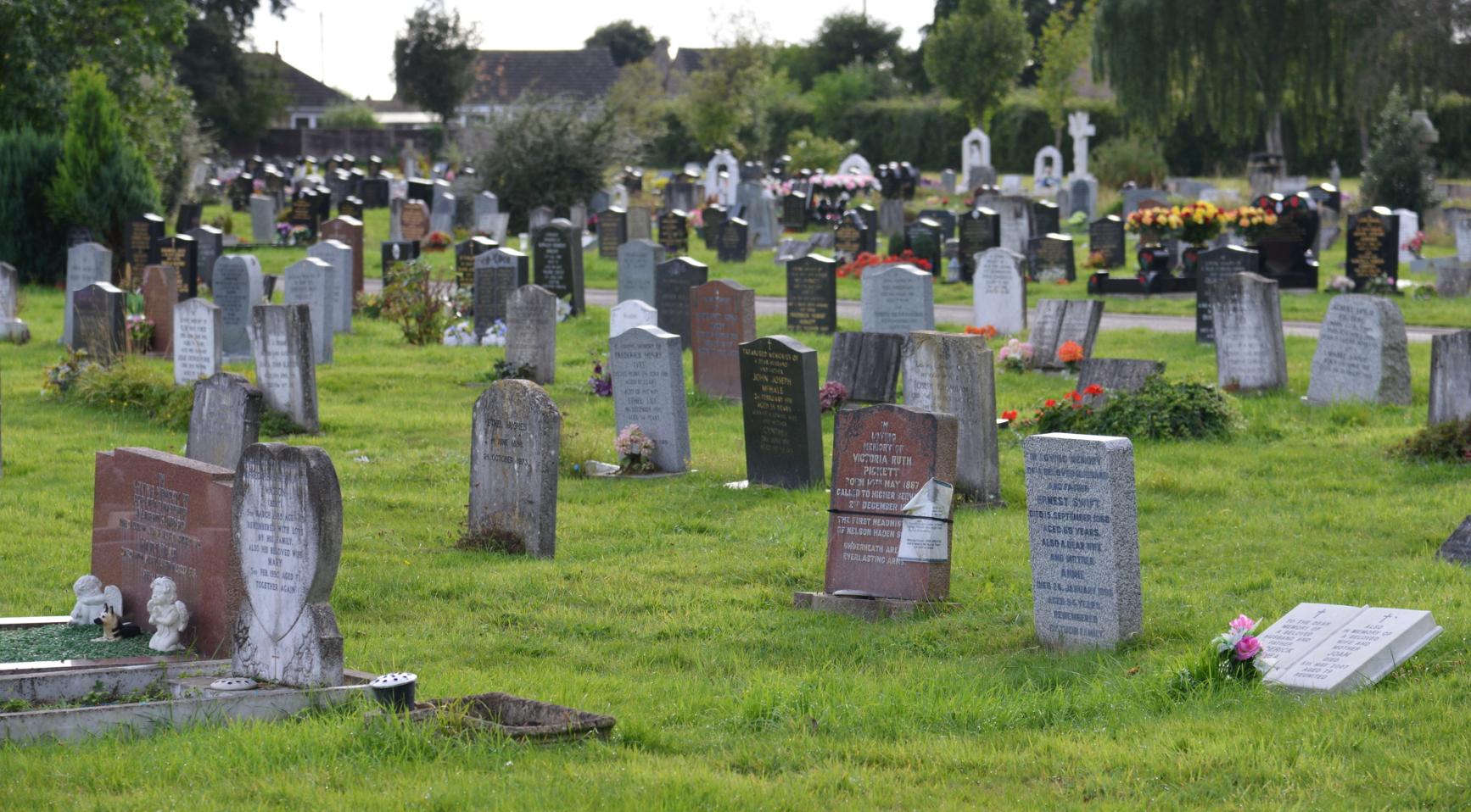 Car crashes into graveyard at Dedemsvaart cemetery