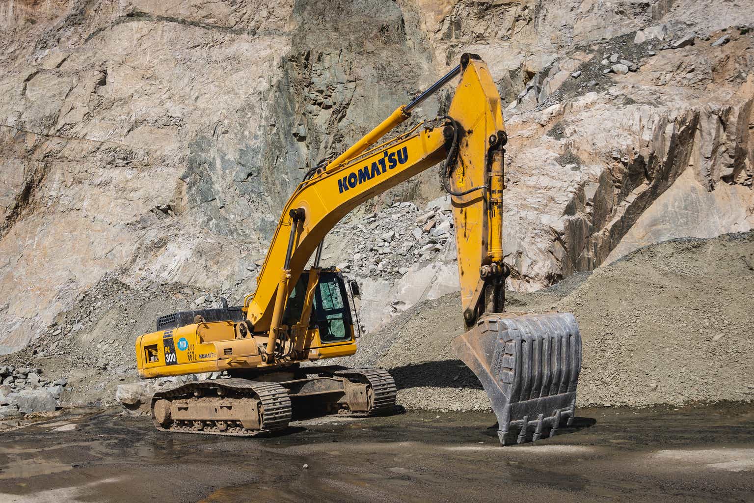 Komatsu: The Cheaper Japanese Rival To Caterpillar At 9.6x TTM P/E (OTCMKTS:KMTUY)