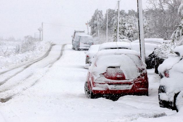 Almost 60,000 without power, schools to make decisions on reopening as Status Orange snow and ice warning takes hold