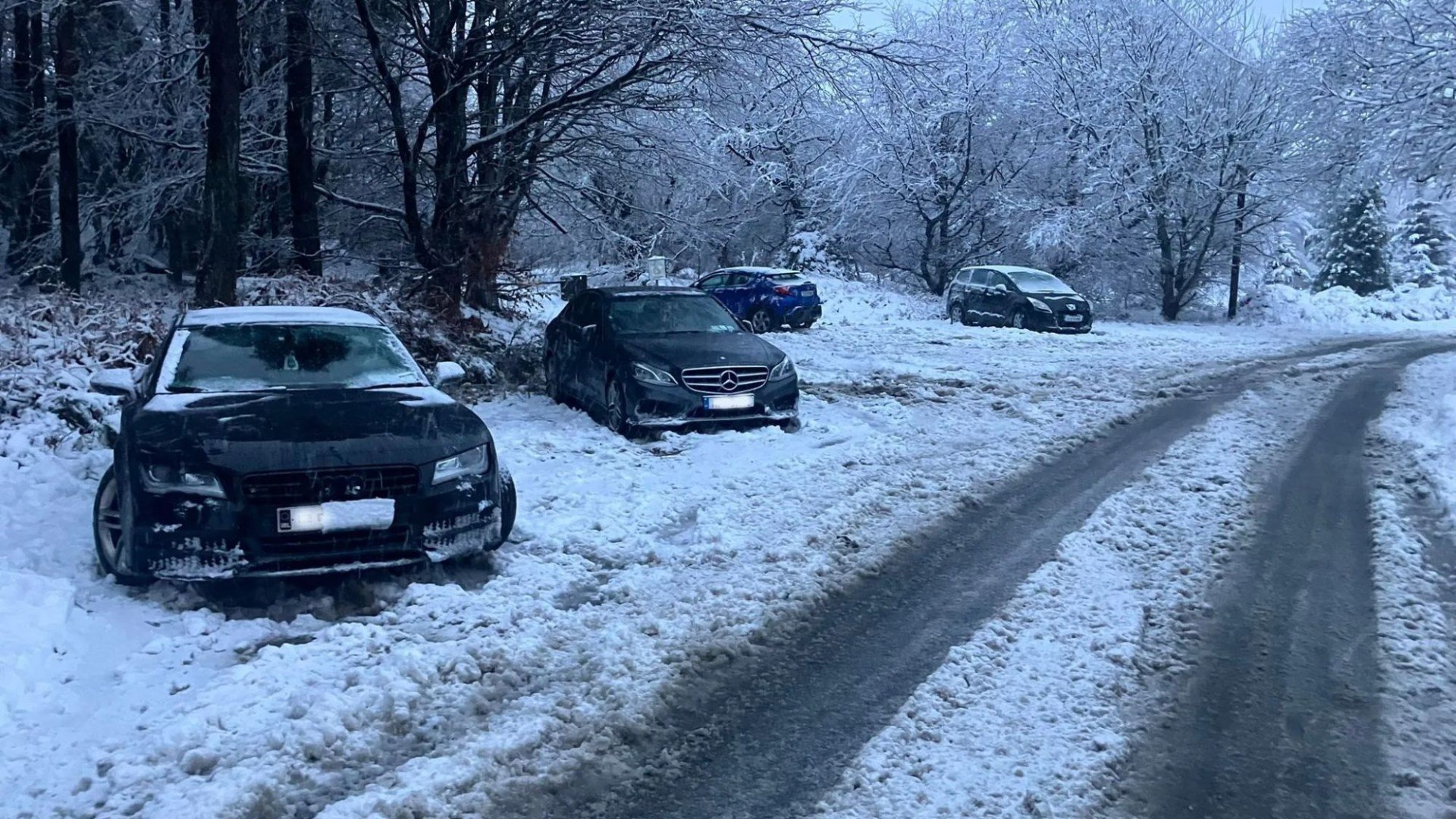 Cars abandoned on roads left impassable by heavy snow & traffic at standstill on busy motorway as cold snap hits Ireland