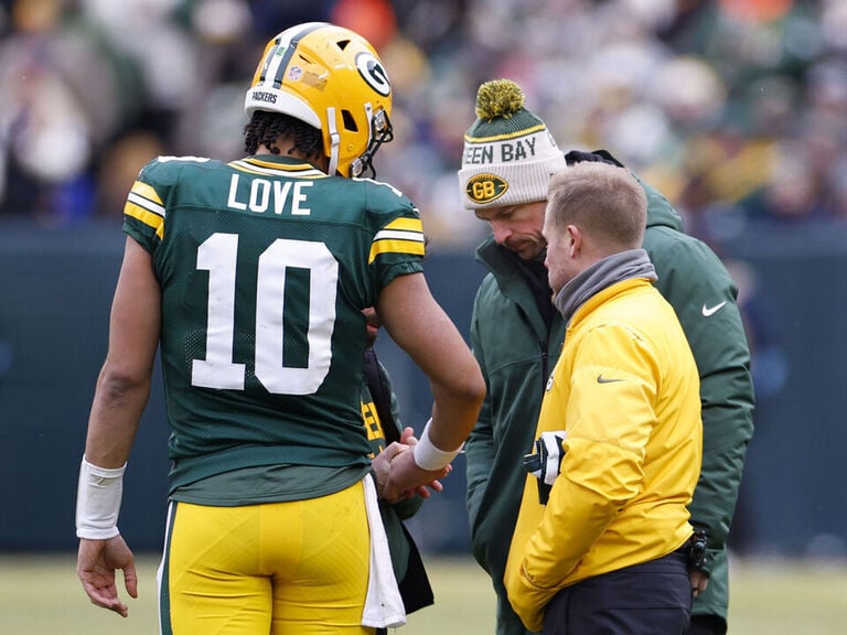 Packers lose Love, Watson to injuries in regular-season finale