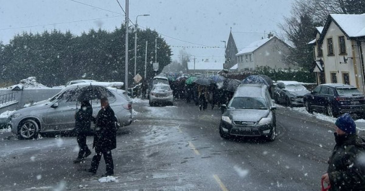 'Community spirit is still alive and well': Tipperary village rallies to clear heavy snow for funeral