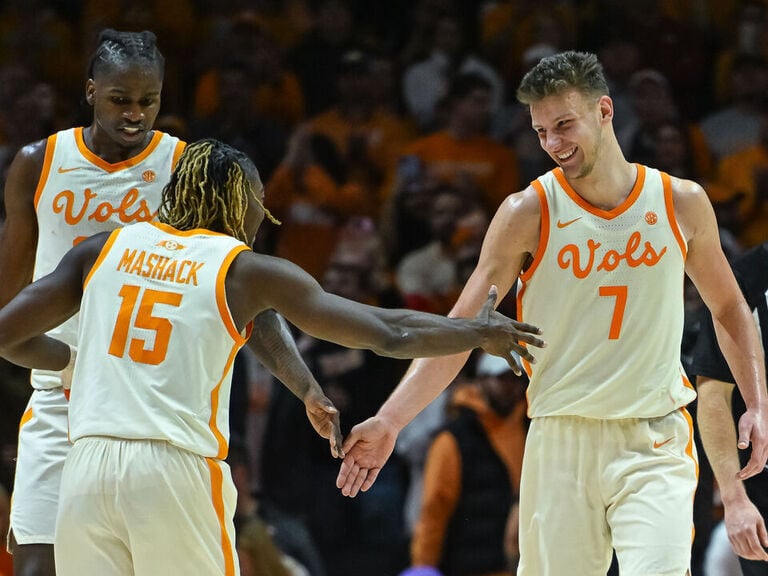 AP Poll: Perfect Tennessee tightens grip on No. 1, UConn returns to top 10